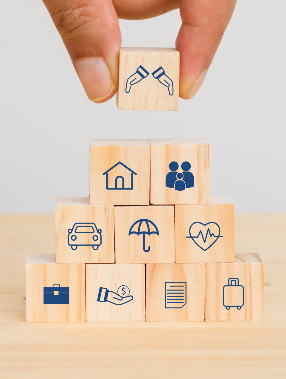 Würfel zu Pyramide aufgestapelt mit Icons drauf